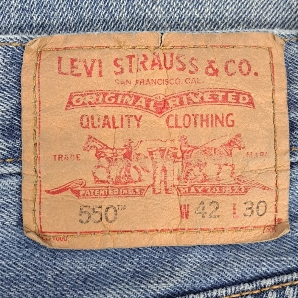 Levi's 550 relaxed fit med light wash straight leg baggy legs denim jeans 42/30